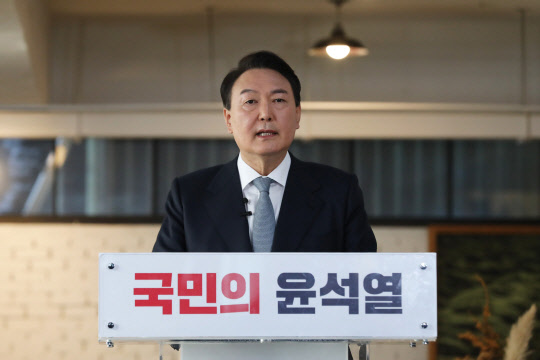 윤석열 국민의힘 대선 후보가 지난 11일 오전 서울 성동구 할아버지공장 카페에서 '진심, 변화, 책임'이란 키워드로 국가 운영 방향에 대한 신년 기자회견을 열고 있다. <국회사진기자단, 연합뉴스>